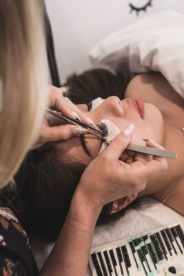 LavisLash-Eyelash extensions-Applying lash extensions- lash tweezers- Tape